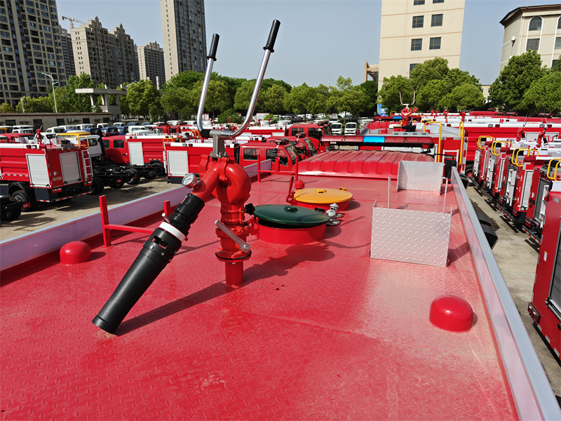 Isuzu fire engine top mounted fire monitor