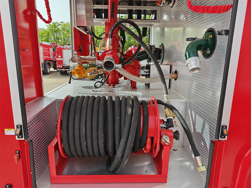 Isuzu pumper fire truck mounted with 30m hose reel