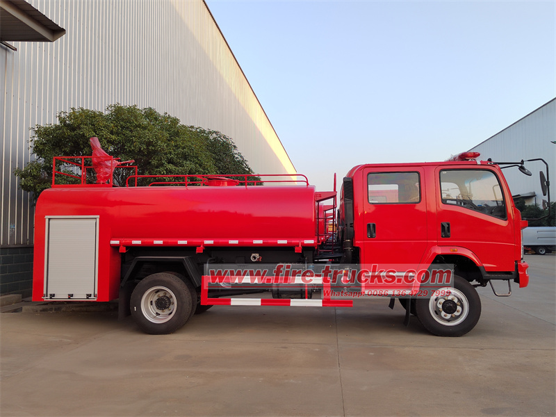 HOWO 4x4 road sprinkler fire truck