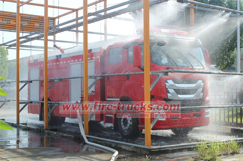 Isuzu water fire fighting truck rain testing Isuzu water fire fighting truck rain testing