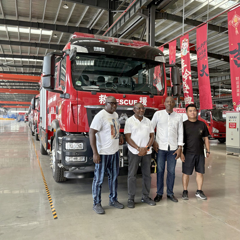 Un client éthiopien visite un camion de pompiers Isuzu pour l'achat d'un camion de pompiers à poudre