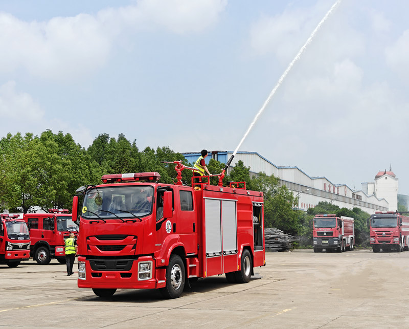 Camion de pompiers à poudre sèche Isuzu 4X GIGA