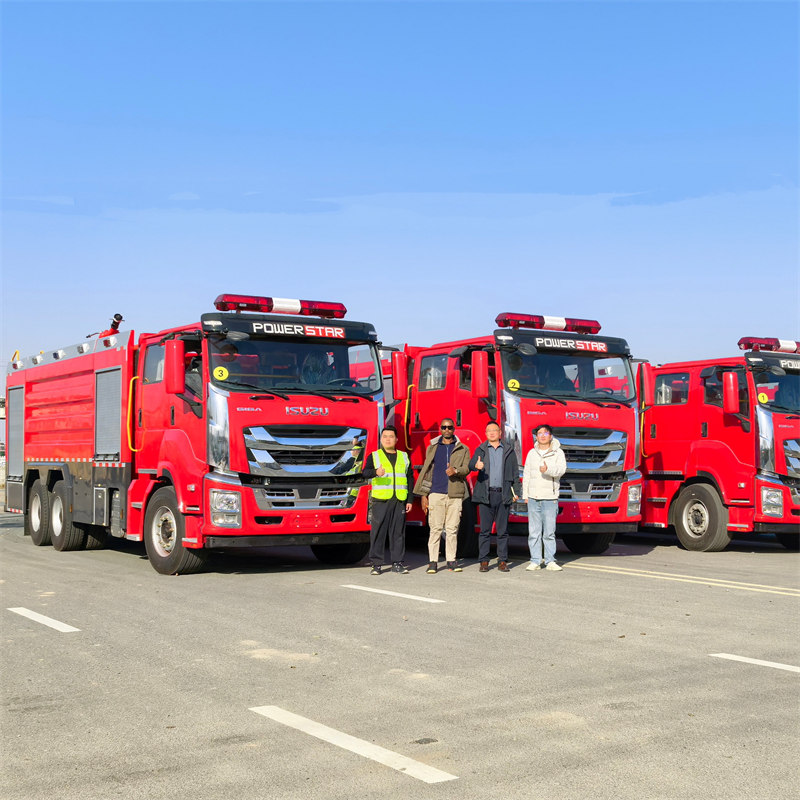 Un client sud-africain a inspecté quatre camions de pompiers Isuzu FVZ de 10 m³ à mousse et eau chez Powerstar.