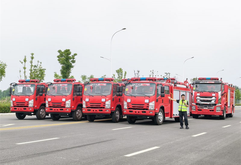 Le premier lot de 4 camions de pompiers à mousse ISUZU NPR est prêt à servir le service d'incendie de Lagos